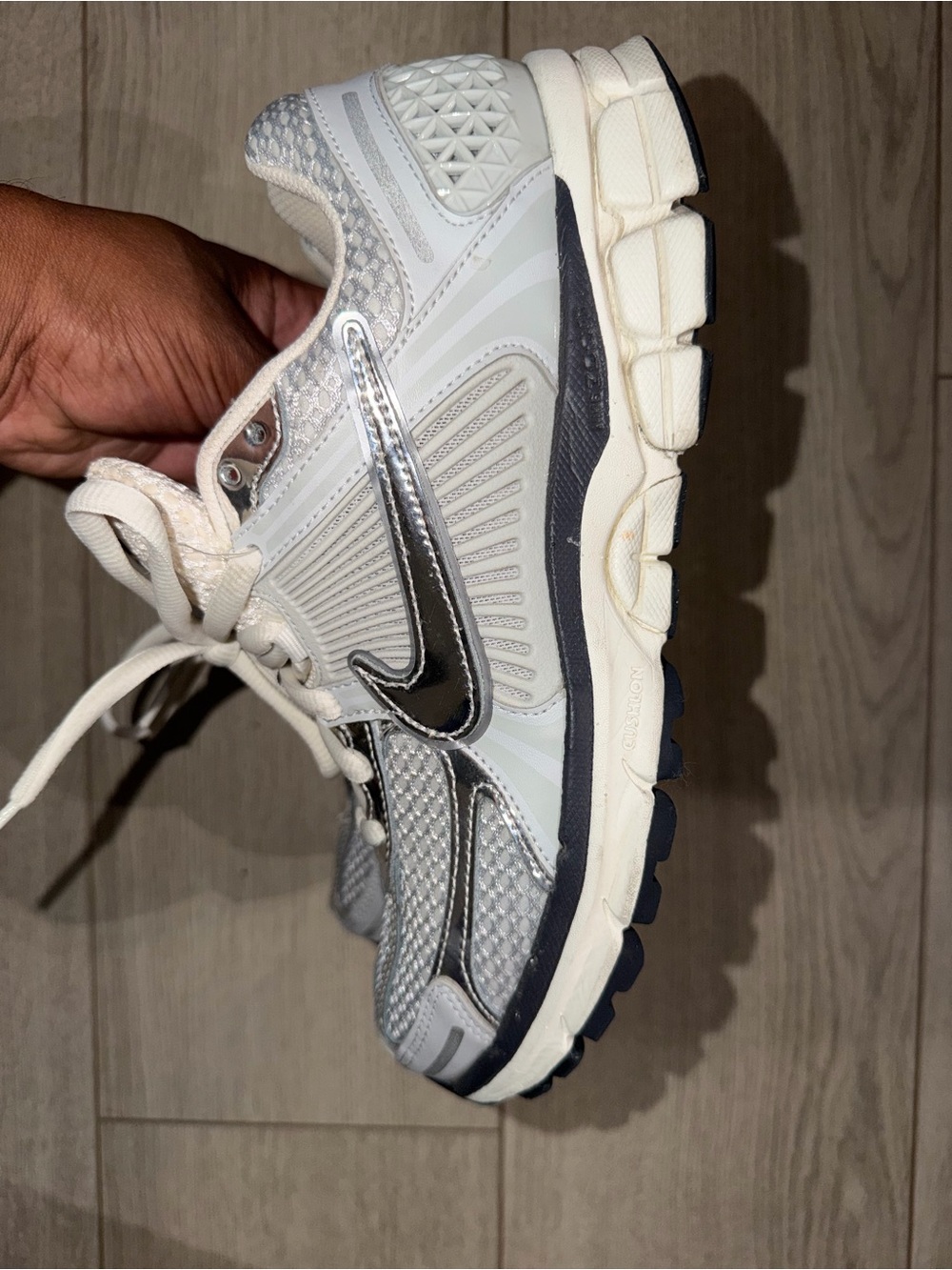 W Nike Vomero 5 - White & Metallic Silver WOMEN US SIZE 10.5 Men SIZE (9) - Picture 4 of 7